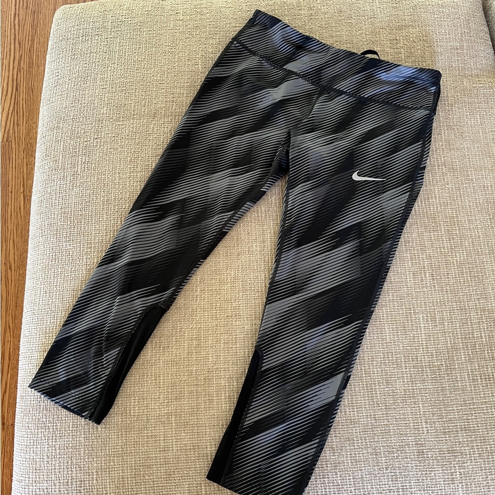 Nike Dri-fit Black Patterned Cropped Leggings